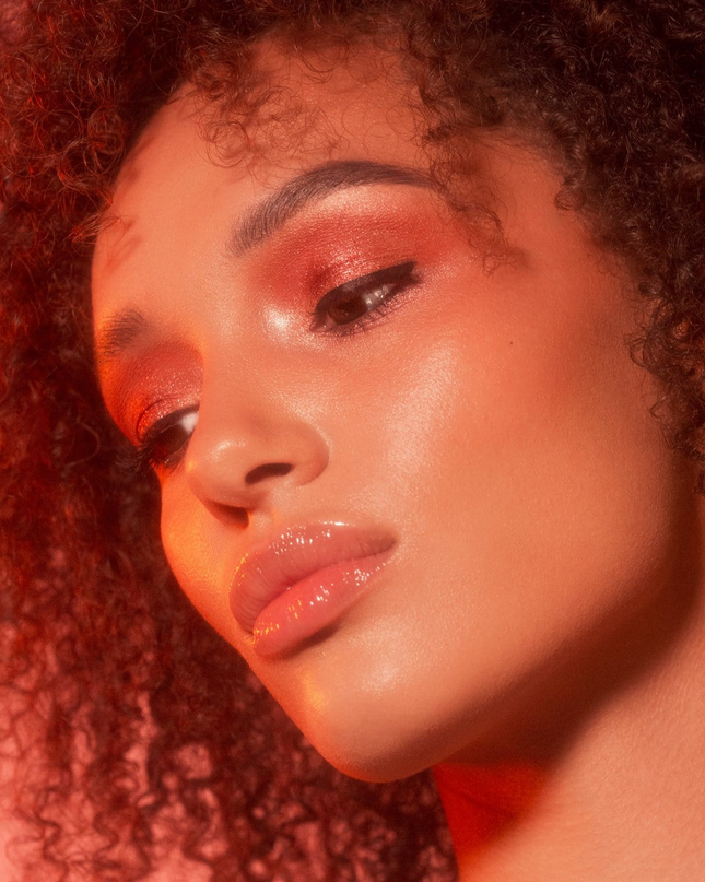 Create sculpted matte and sparkling shimmer eyes with this versatile warm toned palette. The highly pigmented shadows create both classic and playful day-to-night looks. Featuring a large mirror, this compact palette fits easily into your handbag for on-the-go enhancements.