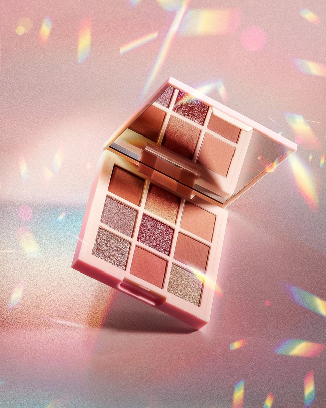 Create sculpted matte and sparkling shimmer eyes with this versatile warm toned palette. The highly pigmented shadows create both classic and playful day-to-night looks. Featuring a large mirror, this compact palette fits easily into your handbag for on-the-go enhancements.