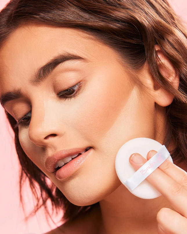 Go Bananas with our brightening setting powder! Bake your under eyes and eliminate dark circles for the most a-peeling soft matte finish. Apply all over face to blur imperfections and smooth out complexion without clogging your pores.