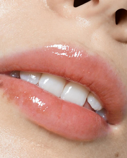 Get lips ready for their shining moment. This super-moisturizing oil is infused with a trio of nourishing ingredients like moringa, jojoba, and coconut oil to pamper your pout while delivering a sheer wash of color.