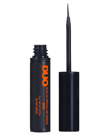 Highly rated and loved by pro stylists and lash lovers alike, this must-have classic dark striplash adhesive dries black and provides a strong hold that lasts.