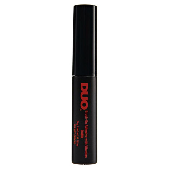 Highly rated and loved by pro stylists and lash lovers alike, this must-have classic dark striplash adhesive dries black and provides a strong hold that lasts.