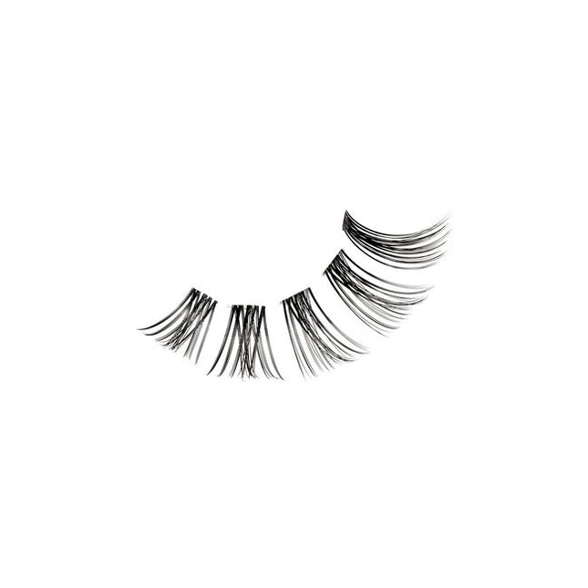 Winks by Ardell Fluffy Clusters 180 Mega Pack delivers endless lash customization with ultra-soft, fluffy clusters designed for comfort and versatility. Featuring a soft, flexible clear band, these clusters can be worn as underlash or overlash for natural to fuller looks.