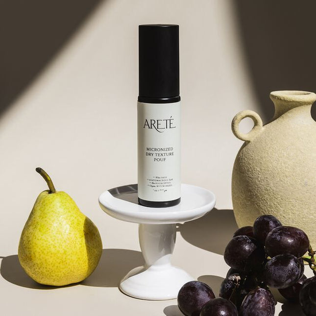 Herbaceous, purifying, and impossibly weightless, ARETÉ’s Micronized Dry Texture Pouf is a modern ritual powder designed to volumize, texturize, refresh, and rebalance the scalp in a single transformative gesture.