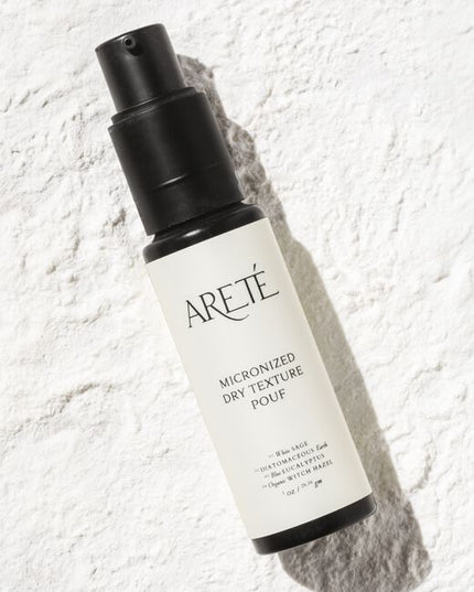 Herbaceous, purifying, and impossibly weightless, ARETÉ’s Micronized Dry Texture Pouf is a modern ritual powder designed to volumize, texturize, refresh, and rebalance the scalp in a single transformative gesture.