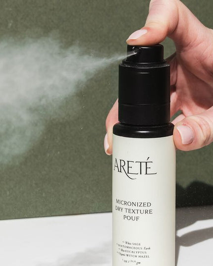 Herbaceous, purifying, and impossibly weightless, ARETÉ’s Micronized Dry Texture Pouf is a modern ritual powder designed to volumize, texturize, refresh, and rebalance the scalp in a single transformative gesture.