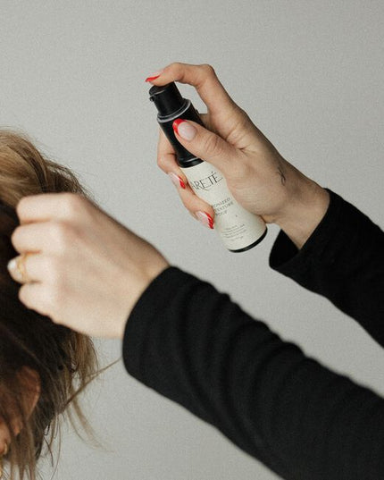 Herbaceous, purifying, and impossibly weightless, ARETÉ’s Micronized Dry Texture Pouf is a modern ritual powder designed to volumize, texturize, refresh, and rebalance the scalp in a single transformative gesture.