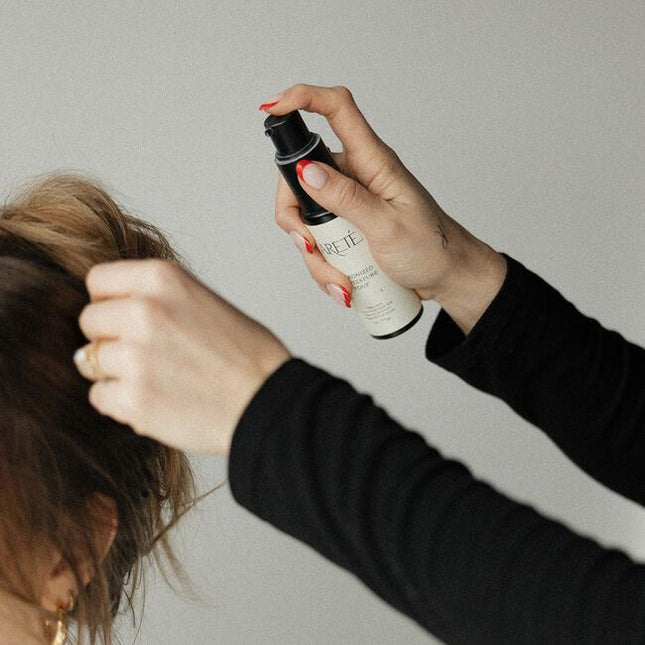 Herbaceous, purifying, and impossibly weightless, ARETÉ’s Micronized Dry Texture Pouf is a modern ritual powder designed to volumize, texturize, refresh, and rebalance the scalp in a single transformative gesture.