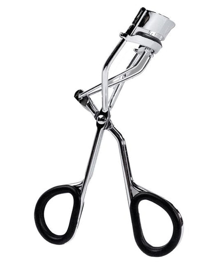 Lifted lashes, made comfortable. The Forever Lash Curler is designed to deliver long-lasting lift with comfort in mind. Featuring a unique grip, it gently holds lashes in place, helping lift and curl without pulling, pinching, or discomfort. Perfect for everyday use, this pro-inspired curler creates a smooth, natural curl that opens up the eyes and enhances the look of your lashes—whether worn alone or paired with mascara."