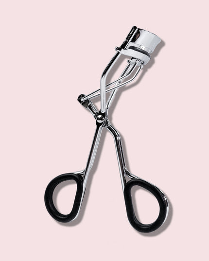 Lifted lashes, made comfortable. The Forever Lash Curler is designed to deliver long-lasting lift with comfort in mind. Featuring a unique grip, it gently holds lashes in place, helping lift and curl without pulling, pinching, or discomfort. Perfect for everyday use, this pro-inspired curler creates a smooth, natural curl that opens up the eyes and enhances the look of your lashes—whether worn alone or paired with mascara."