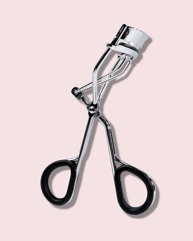 Lifted lashes, made comfortable. The Forever Lash Curler is designed to deliver long-lasting lift with comfort in mind. Featuring a unique grip, it gently holds lashes in place, helping lift and curl without pulling, pinching, or discomfort. Perfect for everyday use, this pro-inspired curler creates a smooth, natural curl that opens up the eyes and enhances the look of your lashes—whether worn alone or paired with mascara."