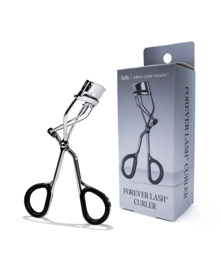 Lifted lashes, made comfortable. The Forever Lash Curler is designed to deliver long-lasting lift with comfort in mind. Featuring a unique grip, it gently holds lashes in place, helping lift and curl without pulling, pinching, or discomfort. Perfect for everyday use, this pro-inspired curler creates a smooth, natural curl that opens up the eyes and enhances the look of your lashes—whether worn alone or paired with mascara."