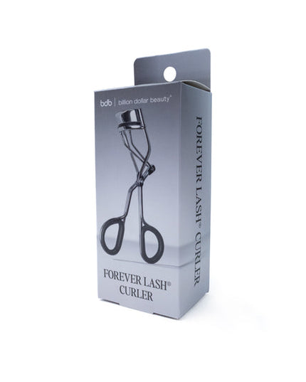 Lifted lashes, made comfortable. The Forever Lash Curler is designed to deliver long-lasting lift with comfort in mind. Featuring a unique grip, it gently holds lashes in place, helping lift and curl without pulling, pinching, or discomfort. Perfect for everyday use, this pro-inspired curler creates a smooth, natural curl that opens up the eyes and enhances the look of your lashes—whether worn alone or paired with mascara."
