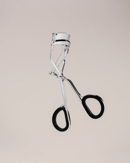 Lifted lashes, made comfortable. The Forever Lash Curler is designed to deliver long-lasting lift with comfort in mind. Featuring a unique grip, it gently holds lashes in place, helping lift and curl without pulling, pinching, or discomfort. Perfect for everyday use, this pro-inspired curler creates a smooth, natural curl that opens up the eyes and enhances the look of your lashes—whether worn alone or paired with mascara."