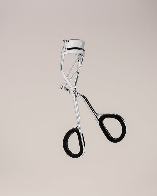 Lifted lashes, made comfortable. The Forever Lash Curler is designed to deliver long-lasting lift with comfort in mind. Featuring a unique grip, it gently holds lashes in place, helping lift and curl without pulling, pinching, or discomfort. Perfect for everyday use, this pro-inspired curler creates a smooth, natural curl that opens up the eyes and enhances the look of your lashes—whether worn alone or paired with mascara."
