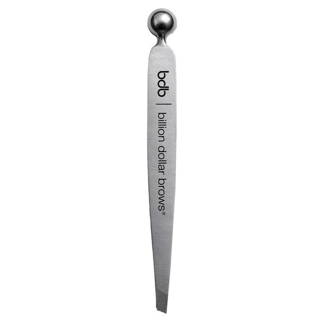 Precision meets instant relief. This pro-quality grade tweezer is designed to deliver expert precision while caring for your skin. Featuring a built-in cooling metal ball, it helps soothe skin after hair removal and relieve irritation immediately—no extra steps required. 