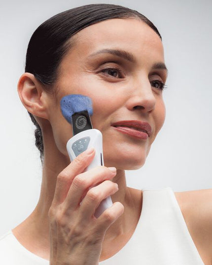 This unique peel provides dramatic skin smoothing without over stripping the skin. By combining a wide spectrum trio of glycolic, lactic and salicylic acids in a truly novel foaming format, AquaFuse® Tech Peel is ideal for precise applications where maximum skin smoothing is desired.