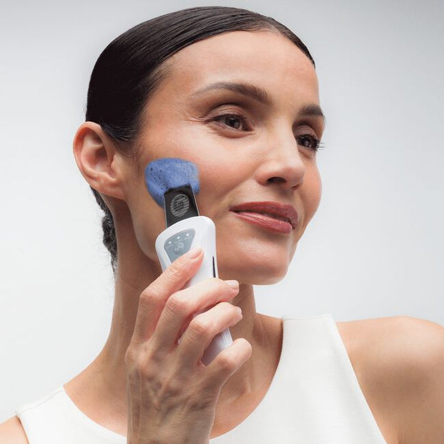 This unique peel provides dramatic skin smoothing without over stripping the skin. By combining a wide spectrum trio of glycolic, lactic and salicylic acids in a truly novel foaming format, AquaFuse® Tech Peel is ideal for precise applications where maximum skin smoothing is desired.