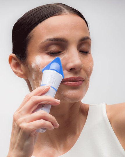 This refreshing foaming cleanser lifts away impurities and excess oil while preserving the skin’s natural protective balance. A mild, synergistic blend of glycolic and salicylic acids gently lifts away dulling surface debris, while soothing aloe and hydrating sodium hyaluronate help maintain optimal moisture. Antioxidant rich green tea extract and conditioning panthenol work to calm and fortify the skin, leaving it fresh, balanced and comfortably clean. Grapefruit peel oil invigorates the senses for a revit