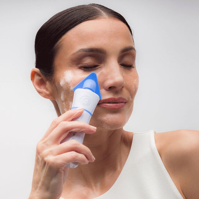 This refreshing foaming cleanser lifts away impurities and excess oil while preserving the skin’s natural protective balance. A mild, synergistic blend of glycolic and salicylic acids gently lifts away dulling surface debris, while soothing aloe and hydrating sodium hyaluronate help maintain optimal moisture. Antioxidant rich green tea extract and conditioning panthenol work to calm and fortify the skin, leaving it fresh, balanced and comfortably clean. Grapefruit peel oil invigorates the senses for a revit