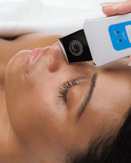 This extremely effective formula gently prepares the skin for deep cleansing and extractions, with a transparent gel form that applies easily and precisely. Hydrophilic red algae help to maintain optimal skin hydration while cetrimonium bromide softens stubborn sebum. A synergistic blend of geranium, palmarosa, orange and corn mint essential oils help to soothe and clarify the skin while calming the senses.