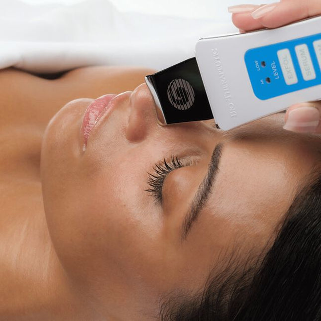 This extremely effective formula gently prepares the skin for deep cleansing and extractions, with a transparent gel form that applies easily and precisely. Hydrophilic red algae help to maintain optimal skin hydration while cetrimonium bromide softens stubborn sebum. A synergistic blend of geranium, palmarosa, orange and corn mint essential oils help to soothe and clarify the skin while calming the senses.