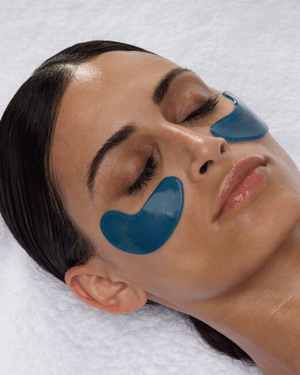 This copper infused seaweed gel eye masque helps to rapidly cool the skin, while reducing the appearance of premature aging signs. Three peptides and hyaluronic acid work synergistically to leave the eye area looking firm and tone, while a traditional blend of Eastern herbal extracts help to calm the skin and provide antioxidant protection.