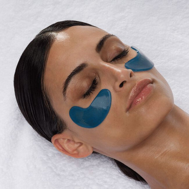 This copper infused seaweed gel eye masque helps to rapidly cool the skin, while reducing the appearance of premature aging signs. Three peptides and hyaluronic acid work synergistically to leave the eye area looking firm and tone, while a traditional blend of Eastern herbal extracts help to calm the skin and provide antioxidant protection.