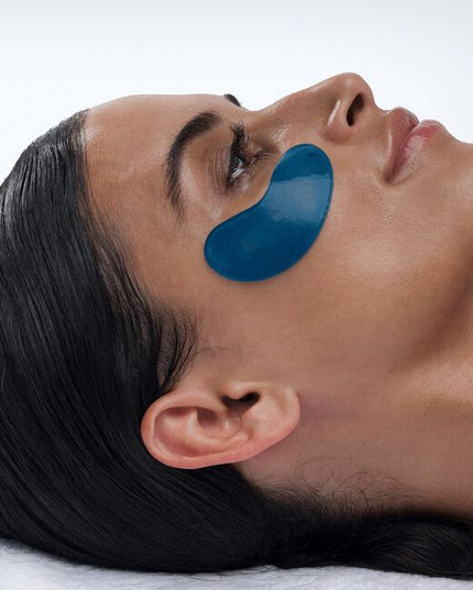 This copper infused seaweed gel eye masque helps to rapidly cool the skin, while reducing the appearance of premature aging signs. Three peptides and hyaluronic acid work synergistically to leave the eye area looking firm and tone, while a traditional blend of Eastern herbal extracts help to calm the skin and provide antioxidant protection.