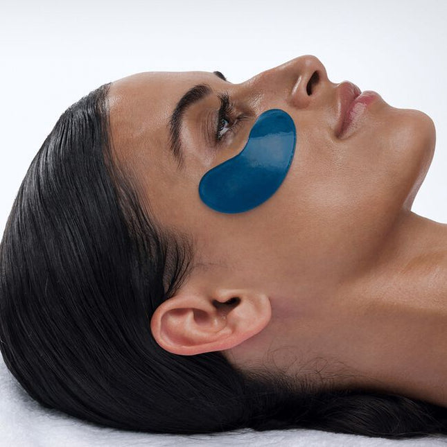 This copper infused seaweed gel eye masque helps to rapidly cool the skin, while reducing the appearance of premature aging signs. Three peptides and hyaluronic acid work synergistically to leave the eye area looking firm and tone, while a traditional blend of Eastern herbal extracts help to calm the skin and provide antioxidant protection.