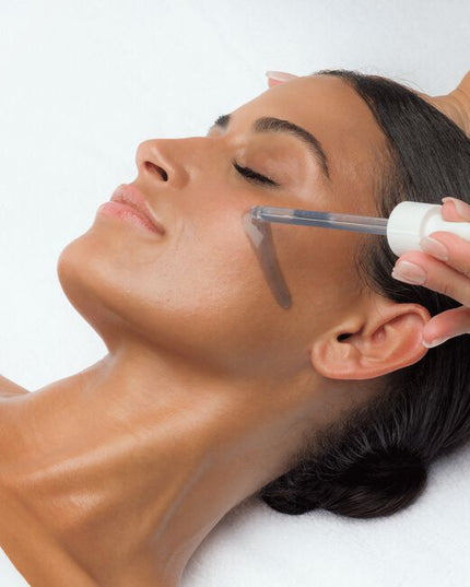 This super nourishing serum helps to restore stressed, dehydrated or depleted skin. Biomimetic ceramides help to support the skin’s barrier while low molecular weight linoleic and hyaluronic acids provide lasting hydration. Black cumin seed, evening primrose, rose and sea buckthorn oils help to nourish the skin without adding shine. Polyphenol EGCG and antioxidant gardenia extract help to boost skin resilience against environmental aggression.