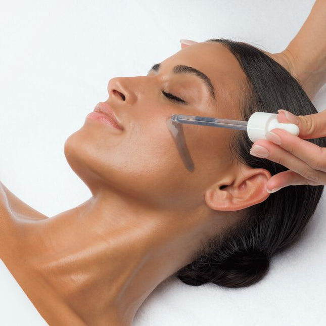 This super nourishing serum helps to restore stressed, dehydrated or depleted skin. Biomimetic ceramides help to support the skin’s barrier while low molecular weight linoleic and hyaluronic acids provide lasting hydration. Black cumin seed, evening primrose, rose and sea buckthorn oils help to nourish the skin without adding shine. Polyphenol EGCG and antioxidant gardenia extract help to boost skin resilience against environmental aggression.