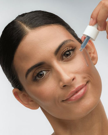 This super nourishing serum helps to restore stressed, dehydrated or depleted skin. Biomimetic ceramides help to support the skin’s barrier while low molecular weight linoleic and hyaluronic acids provide lasting hydration. Black cumin seed, evening primrose, rose and sea buckthorn oils help to nourish the skin without adding shine. Polyphenol EGCG and antioxidant gardenia extract help to boost skin resilience against environmental aggression.