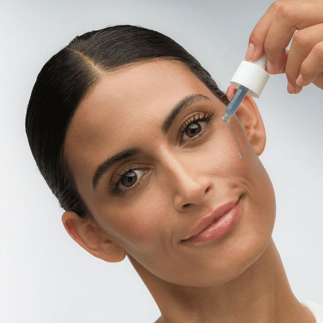 This super nourishing serum helps to restore stressed, dehydrated or depleted skin. Biomimetic ceramides help to support the skin’s barrier while low molecular weight linoleic and hyaluronic acids provide lasting hydration. Black cumin seed, evening primrose, rose and sea buckthorn oils help to nourish the skin without adding shine. Polyphenol EGCG and antioxidant gardenia extract help to boost skin resilience against environmental aggression.