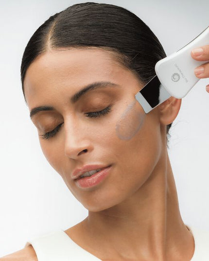 This super nourishing serum helps to restore stressed, dehydrated or depleted skin. Biomimetic ceramides help to support the skin’s barrier while low molecular weight linoleic and hyaluronic acids provide lasting hydration. Black cumin seed, evening primrose, rose and sea buckthorn oils help to nourish the skin without adding shine. Polyphenol EGCG and antioxidant gardenia extract help to boost skin resilience against environmental aggression.