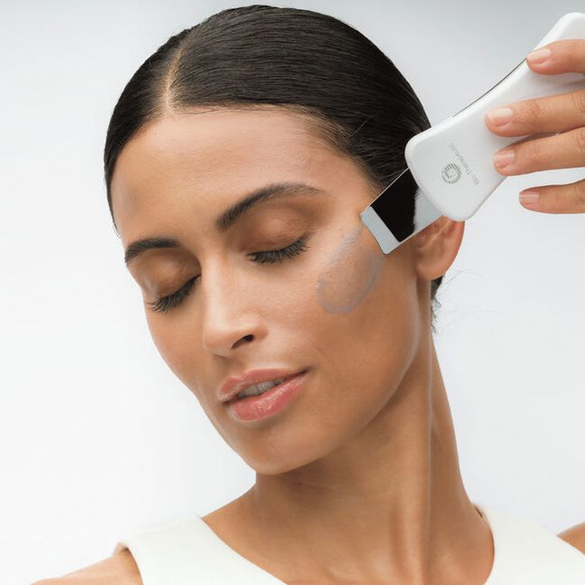 This super nourishing serum helps to restore stressed, dehydrated or depleted skin. Biomimetic ceramides help to support the skin’s barrier while low molecular weight linoleic and hyaluronic acids provide lasting hydration. Black cumin seed, evening primrose, rose and sea buckthorn oils help to nourish the skin without adding shine. Polyphenol EGCG and antioxidant gardenia extract help to boost skin resilience against environmental aggression.