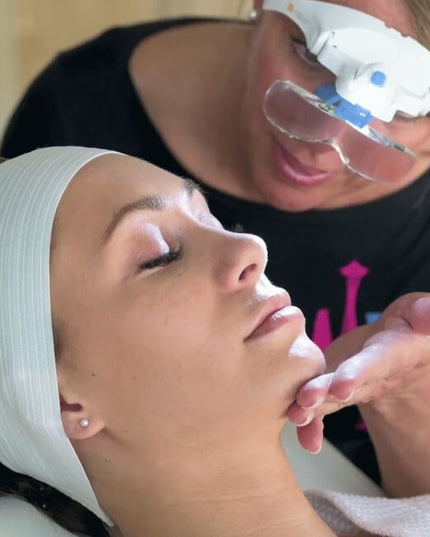 The ability to analyze the skin at multiple magnification levels with the perfect light every time is key in determining the appropriate skincare products and professional services for your clients.