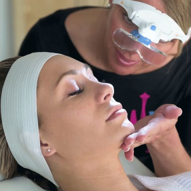 The ability to analyze the skin at multiple magnification levels with the perfect light every time is key in determining the appropriate skincare products and professional services for your clients.