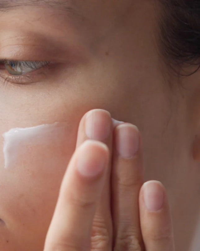 Emollient creme moisturizer for dry skin improves the look of lines with lubricating hydrators.