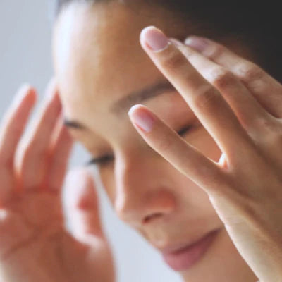 A plum-infused antioxidant concentrate that instantly improves fullness, nourishes and smooths out fine lines. It's intelligent hydration reads your skin and penetrates where it's needed – to visually improve the look of skin's wrinkles valleys and crevices.