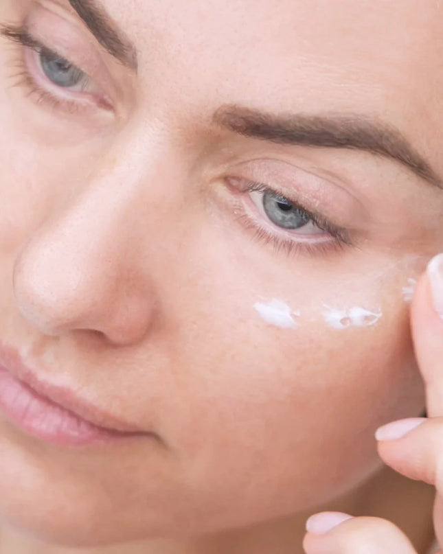 Overnight age activist eye creme with calcium, hyaluronic acid, peptides and cranberry seed oil.