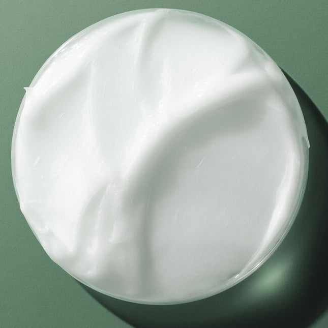 Smooth Shine Milk for Smooth Hair is a lightweight styling mist designed to provide a flexible hold while smoothing and enhancing the hair's natural shine. Formulated to combat frizz and flyaways, this vegan and cruelty-free product offers a glossy finish without leaving a heavy product feel.