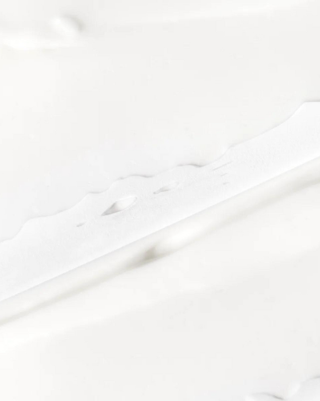 A frizz-fighting, silicone-free conditioner that smooths strands and adds shine to hair.