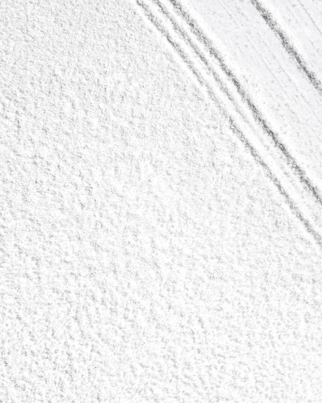 A charcoal-infused aerosol-free dry shampoo that refreshes hair and supports a healthy scalp. Detoxifies, refreshes, and balances the scalp + hair to extend the time between washes.