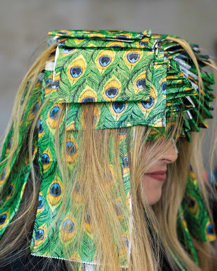 Step into the spotlight with Peacock, a foil made to show off. Inspired by the fiercest feathers in nature, this design brings rich jewel tones and graceful detail to every service. With flawless grip and smooth saturation, each sheet helps you create color that struts with confidence and shines with unapologetic glam. From brilliant blondes to dimensional brunettes, every highlight becomes a statement worth noticing. Bold, beautiful, and born to stand out, this is Peacock.