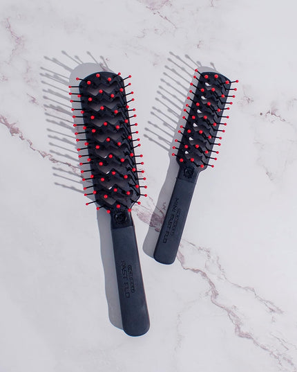 Quick Drying for On-the-Go: The Static Free Mini Fast Flo Vent Brush is expertly designed to dry hair quickly, making it an essential tool for travel and busy lifestyles. Its compact size fits well into any bag for easy, on-the-go styling.