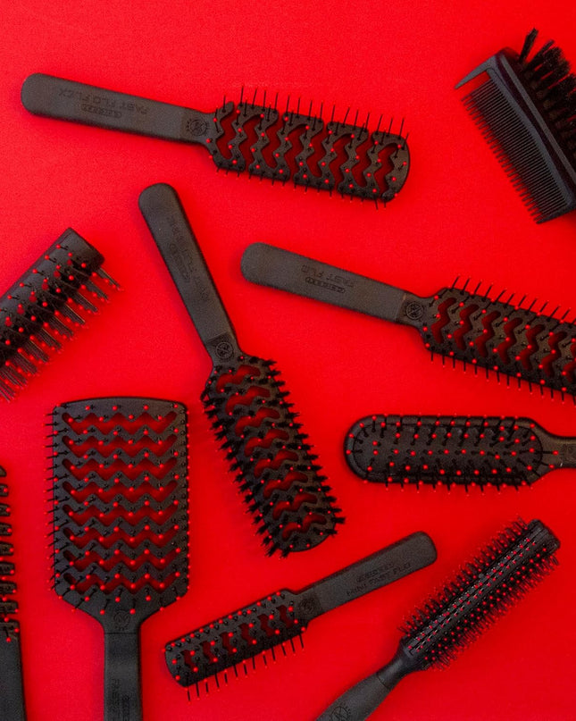 Quick Drying for On-the-Go: The Static Free Mini Fast Flo Vent Brush is expertly designed to dry hair quickly, making it an essential tool for travel and busy lifestyles. Its compact size fits well into any bag for easy, on-the-go styling.