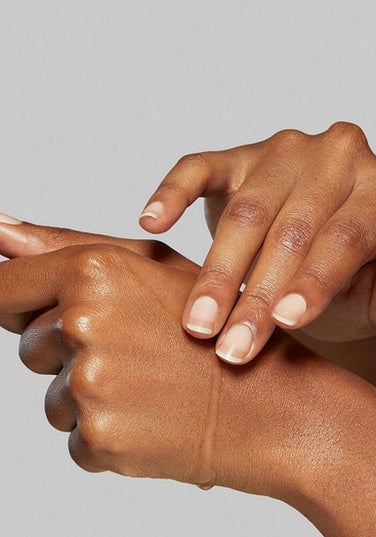 Kick-start skin’s hydration cycle: long-lasting serum immediately floods skin with hydration, replenishes from within, and helps prevent future hydration evaporation.