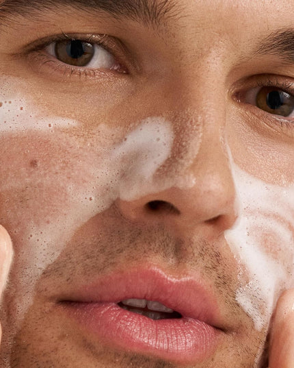 This non-irritating, naturally-foaming cleanser helps clear skin and reduce visible skin aging.