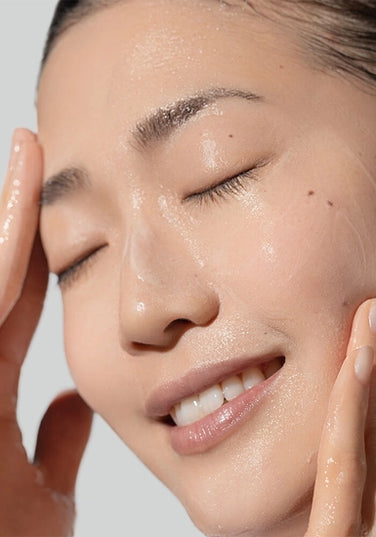 Brightening and conditioning cleanser renews dull, uneven skin tone and helps remove buildup caused by environmental factors.